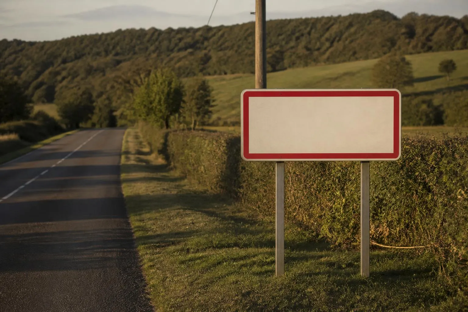 Panneau d'entrée d'une commune rurale de l'Autunois, en bordure de route départementale